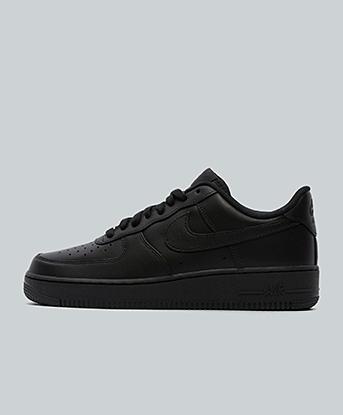 Nike Air Force 1 Low Trainer in Black / Black