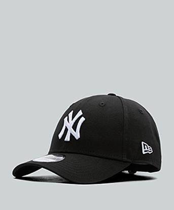 New Era 940 Curved Visor Cap in Black