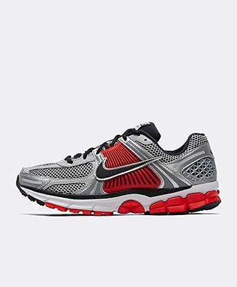 Nike Zoom Vomero 5 Trainer in Metallic Silver / Black / Light Crimson