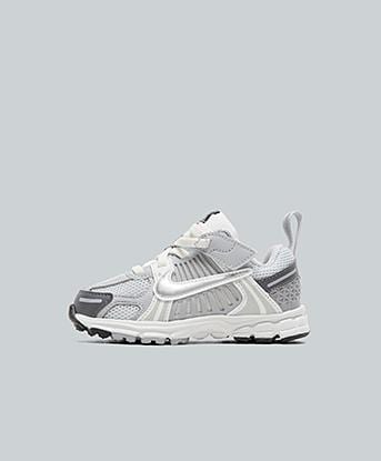 Nike Nursery Vomero Trainer in Pure Platinum / Metallic Silver
