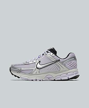 Nike Womens Zoom Vomero 5 Trainer in Barely Grape / Metallic Silver / Black