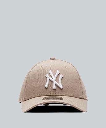 New Era NY Yankees 9FORTY Adjustable Cap in Beige / White
