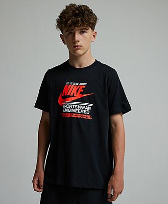 Nike Junior Graphic T-Shirt in Black / Red