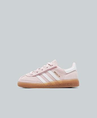 adidas Originals Nursery Handball Spezial Trainer in Clear Pink / Footwear White / Gum 5