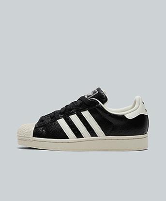 adidas Originals Womens Superstar Trainer in Core Black / Off White