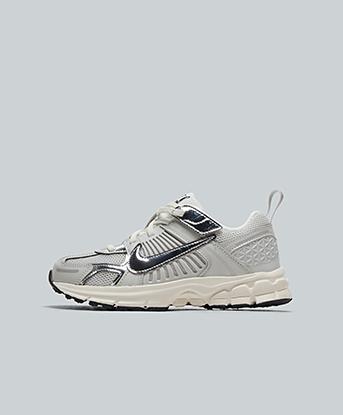 Nike Infant Vomero 5 Trainer in Photon Dust / Chrome Gridiron / Sail