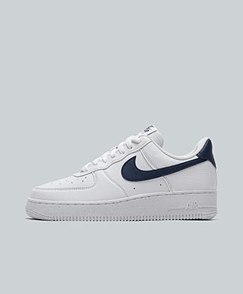 Nike Womens Air Force 1 '07 SE Trainer in White / Midnight Navy / White