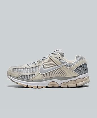 Nike Zoom Vomero 5 Trainer in Orewood Brown / Light Smoke Grey / White