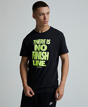 Nike No Finish Line T-Shirt in Black / Volt
