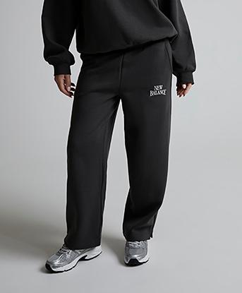 New Balance Womens Trackside Fleece Barrel Pant in Faded Black