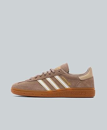 adidas Originals Junior Handball Spezial Trainer in Chalky Brown / Cloud White / Magic Beige