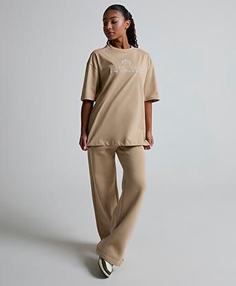 Nike Womens Country Club Graphic Boyfriend T-Shirt in Linen / Phantom