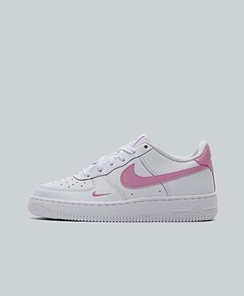 Nike Junior Air Force 1 Low Trainer in White / Light Magenta