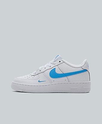 Nike Junior Air Force 1 Low Trainer in White / University Blue