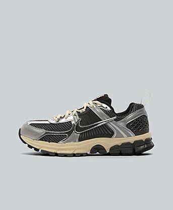 Nike Junior Zoom Vomero 5 Trainer in Iron Grey / Chrome / Metallic Silver