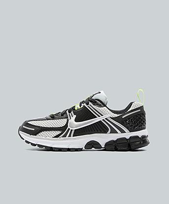 Nike Junior Zoom Vomero 5 Trainer in Black / Metallic Silver / Photon Dust