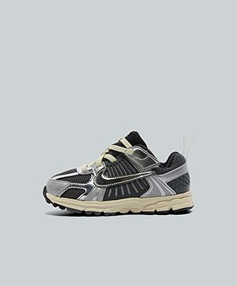 Nike Nursery Vomero 5 Trainer in  Iron Grey / Chrome / Metallic Silver