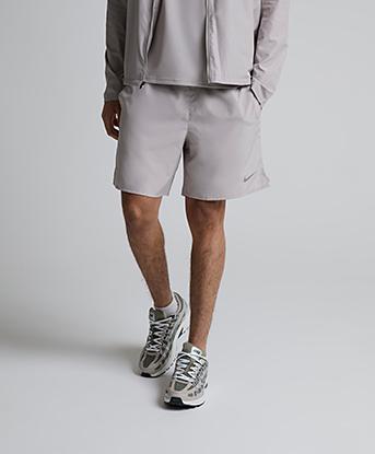 Nike Run Challenger 7 Inch Unlined Short in Moon Particle / Reflective Silver