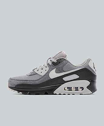 Nike Air Max 90 Trainer in Smoke Grey / Photon Dust / Black