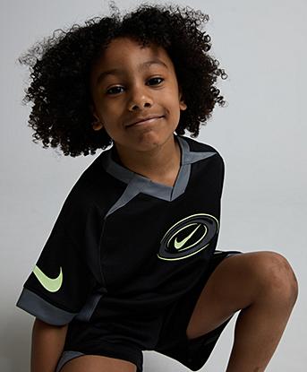 Nike Nursery Dri-FIT Swoosh Love T-Shirt and Shorts Set in Black