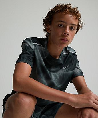 Nike Junior Miler Plus Short Sleeved T-Shirt in Black / Reflective Silver