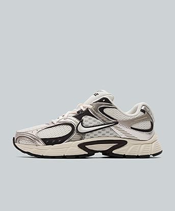 Nike V5 RNR Trainer in Sail / Black / Metallic Silver