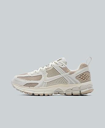 Nike Junior Zoom Vomero 5 Trainer in Phantom / Light Bone / Cream II