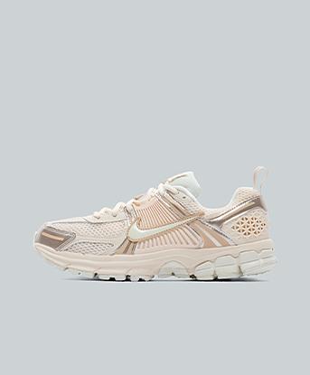 Nike Junior Zoom Vomero 5 Trainer in Chalk / Sail