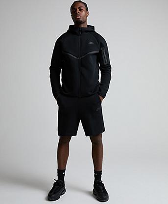 Nike Tech Fleece Short in Black / (Black)