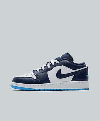 Jordan Junior Air Jordan 1 Low Trainer in Midnight Navy / University Blue / White / Blue