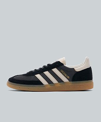 adidas Originals Handball Spezial Trainer in Carbon Black / Off White / Gum