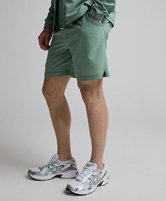 Monterrain Distance Woven Running Short in Bay Leaf / Misted Pearl