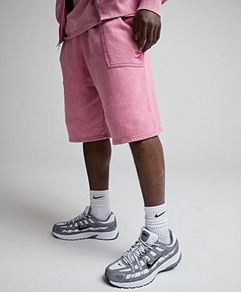 Nike NSW Graphic Short in Desert Berry
