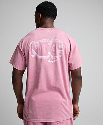 Nike NSW Graphic Short Sleeved T-Shirt in Desert Berry