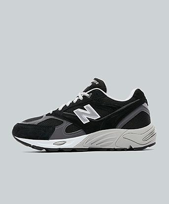 New Balance 880R Trainer in Black / Castlerock / White