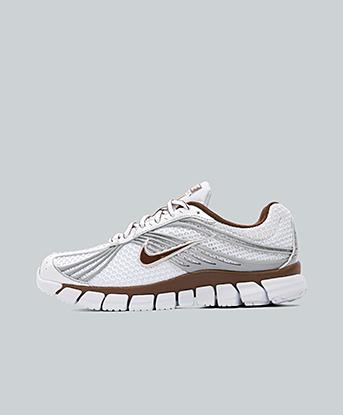 Nike Womens Skylon 11 Trainer in White / Caco Wow / Silver