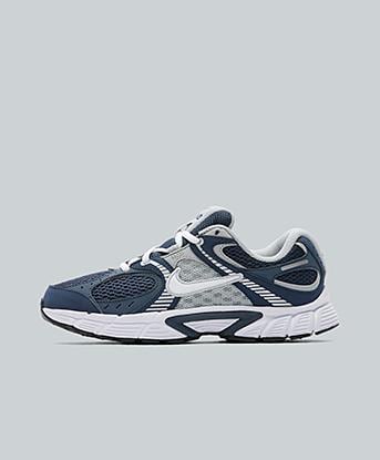 Nike Junior V5 RNR Trainer in Thunder Blue / White Light Smoke / Grey Metallic