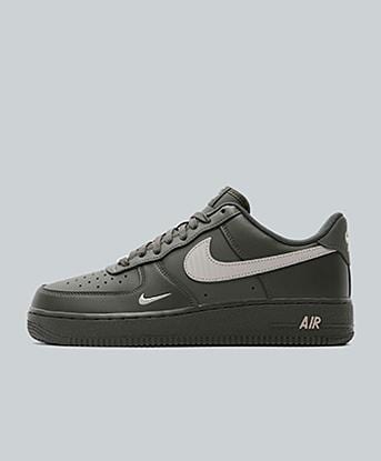 Nike Air Force 1 Low LV8 DS Trainer in Newsprint / College Grey / Newsprint