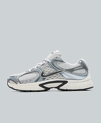 Nike V5 RNR Trainer in Photon Dust / Smoke Grey / Sail