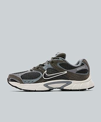 Nike V5 RNR Trainer in Anthracite / Black / Sail