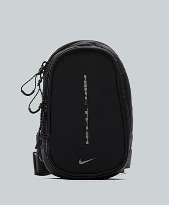 Nike NSW Essentials Crossbody Bag in Black / Reflective Silver