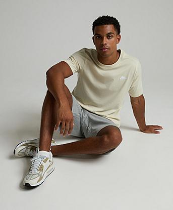 Nike Club T-Shirt in Light Khaki