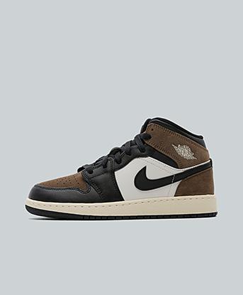 Jordan Junior Air Jordan 1 Mid Trainer in Black / Phantom / Palomino / University Red