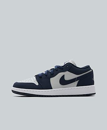 Jordan Junior Air Jordan 1 Low Trainer in Obsidian / Obsidian / Grey Fog / Pink Foam