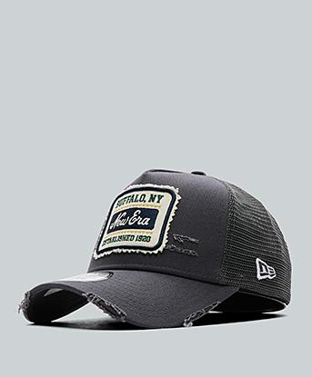 New Era Distressed Trucker Cap in Graphite / White
