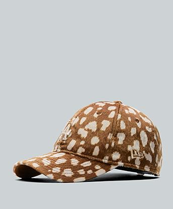 New Era Womens NY Yankees Animal Print 9TWENTY Adjustable Cap in Brown / Black