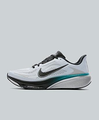 Nike Pegasus 42 Trainer in Football Grey / Black / White