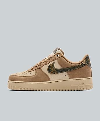 Nike Nike Air Force 1 Low Real Tree Trainer in Rattan / Rocky Tan / Seal Brown