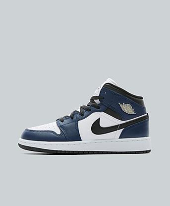 Jordan Junior Air Jordan 1 Mid Trainer in White / Tech Grey / College Navy