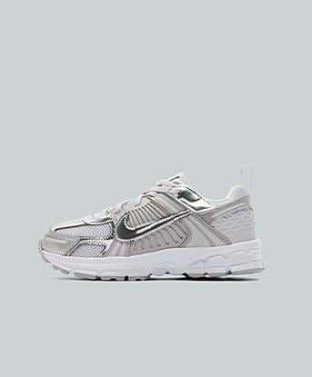 Nike Infant Vomero 5 Trainer in Vast Grey / Metallic Silver / Lilac